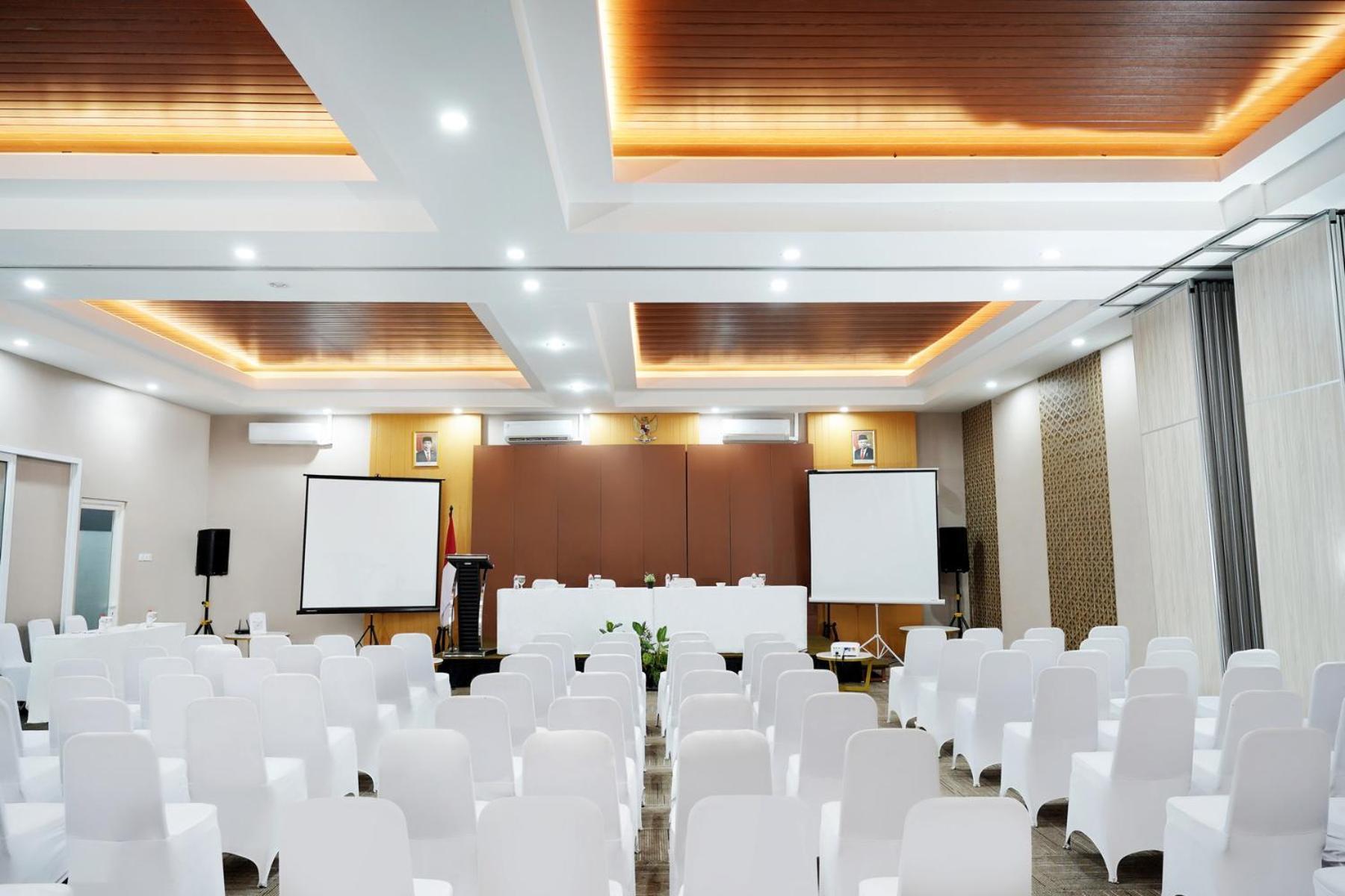 Front One Hotel Sragen Eksteriør bilde