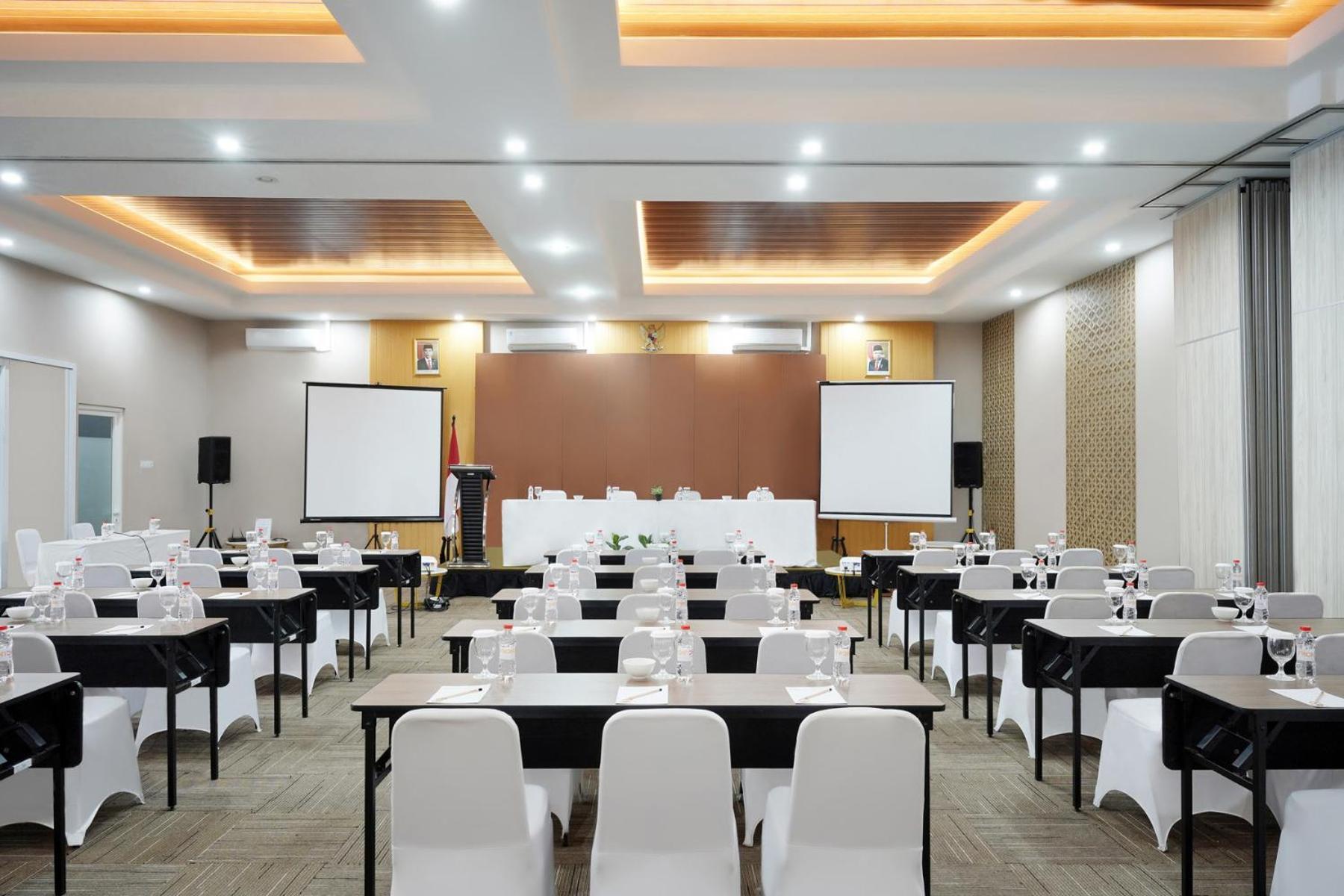 Front One Hotel Sragen Eksteriør bilde