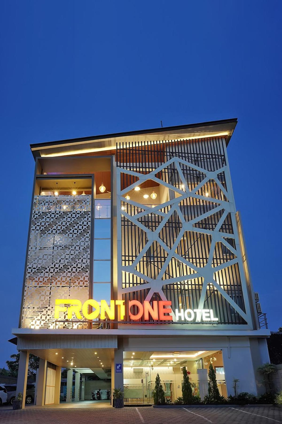 Front One Hotel Sragen Eksteriør bilde
